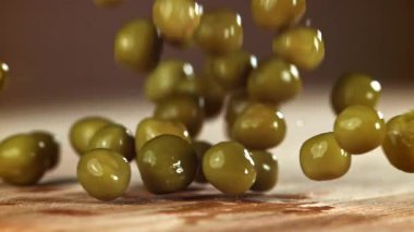 Bezelye konserveleri kesme tahtasına düştü. 1000 fps 'de yüksek hızlı bir kamerayla çekildi. Yüksek kaliteli FullHD görüntüler