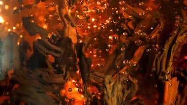 Kokulu siyah çay demlenir. 1000 fps 'de yüksek hızlı bir kamerayla çekildi. Yüksek kaliteli FullHD görüntüler