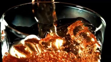 Siyah çay fincana dökülür. 1000 fps 'de yüksek hızlı bir kamerayla çekildi. Yüksek kaliteli FullHD görüntüler