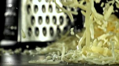 Rendelenmiş peynir masaya düşer. 1000 fps 'de yüksek hızlı bir kamerayla çekildi. Yüksek kaliteli FullHD görüntüler