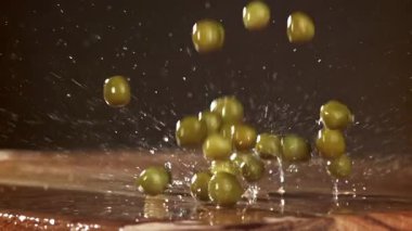 Bezelye konserveleri kesme tahtasına düştü. 1000 fps 'de yüksek hızlı bir kamerayla çekildi. Yüksek kaliteli FullHD görüntüler