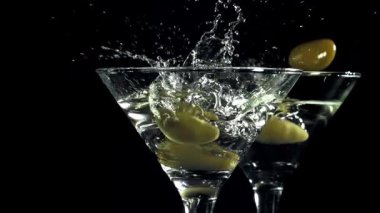 Zeytinler martini bardağına düşer. 1000 fps 'de yüksek hızlı bir kamerayla çekildi. Yüksek kaliteli FullHD görüntüler