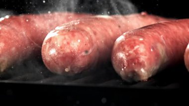 Sosisler ızgara. 1000 fps 'de yüksek hızlı bir kamerayla çekildi. Yüksek kaliteli FullHD görüntüler