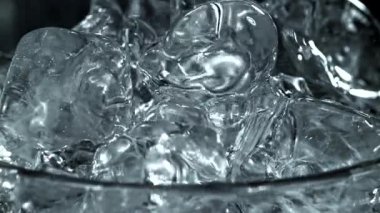 Votka buza dökülür. 1000 fps 'de yüksek hızlı bir kamerayla çekildi. Yüksek kaliteli FullHD görüntüler