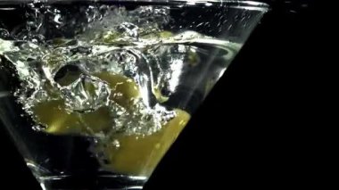 Zeytinler martini bardağına düşer. 1000 fps 'de yüksek hızlı bir kamerayla çekildi. Yüksek kaliteli FullHD görüntüler