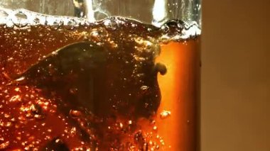 Hava kabarcıklı siyah çay. 1000 fps 'de yüksek hızlı bir kamerayla çekildi. Yüksek kaliteli FullHD görüntüler