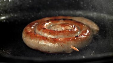 Sosisler ızgara. 1000 fps 'de yüksek hızlı bir kamerayla çekildi. Yüksek kaliteli FullHD görüntüler