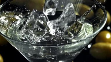 Buz, martini bardağına düşer. 1000 fps 'de yüksek hızlı bir kamerayla çekildi. Yüksek kaliteli FullHD görüntüler