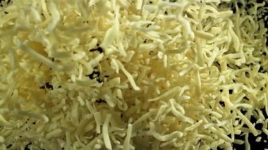 Rendelenmiş peynir yukarı aşağı uçar. 1000 fps 'de yüksek hızlı bir kamerayla çekildi. Yüksek kaliteli FullHD görüntüler