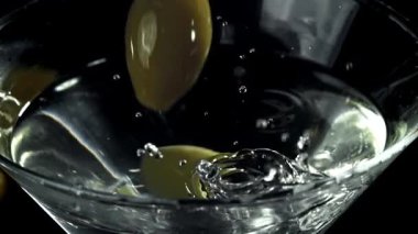 Zeytinler martini bardağına düşer. 1000 fps 'de yüksek hızlı bir kamerayla çekildi. Yüksek kaliteli FullHD görüntüler