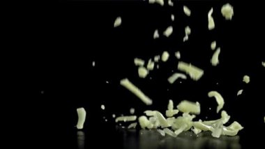 Rendelenmiş peynir masaya düşer. 1000 fps 'de yüksek hızlı bir kamerayla çekildi. Yüksek kaliteli FullHD görüntüler