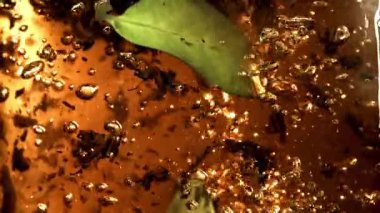 Kokulu siyah çay demlenir. 1000 fps 'de yüksek hızlı bir kamerayla çekildi. Yüksek kaliteli FullHD görüntüler