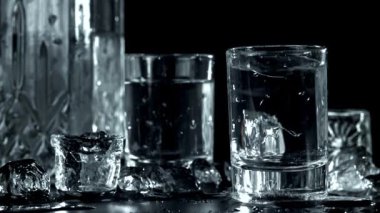 Bardakta votka masaya düşer. 1000 fps 'de yüksek hızlı bir kamerayla çekildi. Yüksek kaliteli FullHD görüntüler
