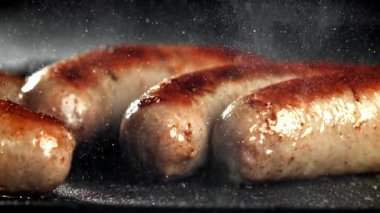 Sosisler yağ damlatarak tavada kızartılır. 1000 fps 'de yüksek hızlı bir kamerayla çekildi. Yüksek kaliteli FullHD görüntüler