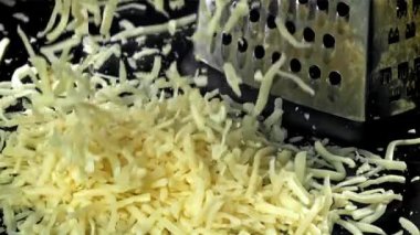 Rendelenmiş peynir masaya düşer. 1000 fps 'de yüksek hızlı bir kamerayla çekildi. Yüksek kaliteli FullHD görüntüler