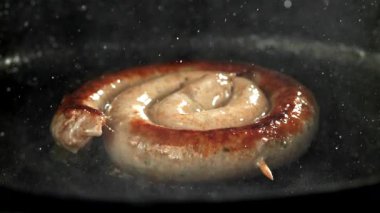 Sosisler yağ damlatarak tavada kızartılır. 1000 fps 'de yüksek hızlı bir kamerayla çekildi. Yüksek kaliteli FullHD görüntüler
