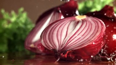 Su damlacıkları soğanın yarısına düşer. 1000 fps 'de yüksek hızlı bir kamerayla çekildi. Yüksek kaliteli FullHD görüntüler