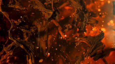 Kokulu siyah çay demlenir. 1000 fps 'de yüksek hızlı bir kamerayla çekildi. Yüksek kaliteli FullHD görüntüler