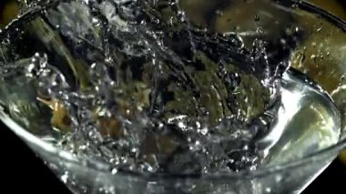 Zeytinler martini bardağına düşer. 1000 fps 'de yüksek hızlı bir kamerayla çekildi. Yüksek kaliteli FullHD görüntüler