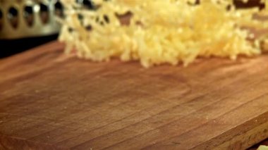 Izgara peynir ahşap tahtaya düşer. 1000 fps 'de yüksek hızlı bir kamerayla çekildi. Yüksek kaliteli FullHD görüntüler