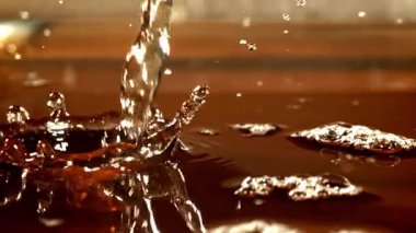 Siyah çay serpintileri. 1000 fps 'de yüksek hızlı bir kamerayla çekildi. Yüksek kaliteli FullHD görüntüler