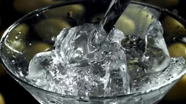 Buzlu martini. 1000 fps 'de yüksek hızlı bir kamerayla çekildi. Yüksek kaliteli FullHD görüntüler