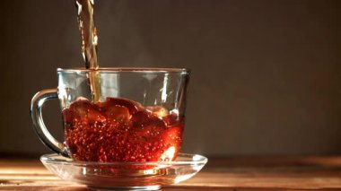 Siyah çay fincana dökülür. 1000 fps 'de yüksek hızlı bir kamerayla çekildi. Yüksek kaliteli FullHD görüntüler