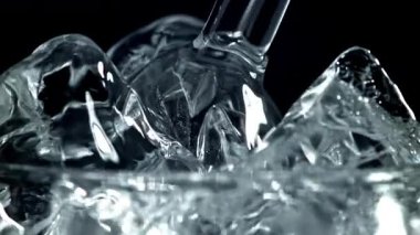 Buzlu votka. 1000 fps 'de yüksek hızlı bir kamerayla çekildi. Yüksek kaliteli FullHD görüntüler