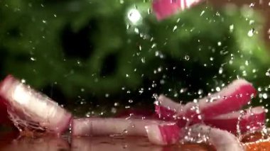 Doğranmış soğan kesme tahtasına düşer. 1000 fps 'de yüksek hızlı bir kamerayla çekildi. Yüksek kaliteli FullHD görüntüler