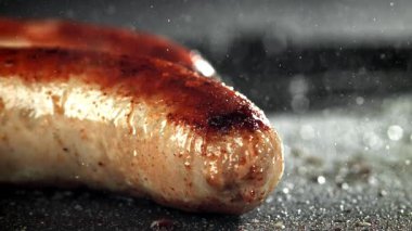 Sosisler yağ damlatarak tavada kızartılır. 1000 fps 'de yüksek hızlı bir kamerayla çekildi. Yüksek kaliteli FullHD görüntüler
