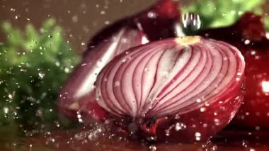 Su damlacıkları soğanın yarısına düşer. 1000 fps 'de yüksek hızlı bir kamerayla çekildi. Yüksek kaliteli FullHD görüntüler