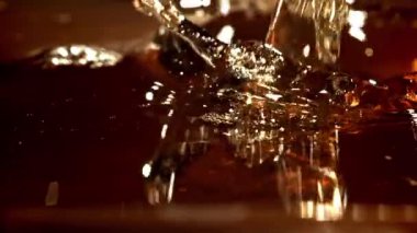 Siyah çay serpintileri. 1000 fps 'de yüksek hızlı bir kamerayla çekildi. Yüksek kaliteli FullHD görüntüler