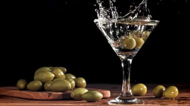 Zeytinler martini bardağına düşer. 1000 fps 'de yüksek hızlı bir kamerayla çekildi. Yüksek kaliteli FullHD görüntüler
