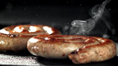 Sosisler ızgara. 1000 fps 'de yüksek hızlı bir kamerayla çekildi. Yüksek kaliteli FullHD görüntüler