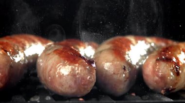 Sosisler yağ damlatarak tavada kızartılır. 1000 fps 'de yüksek hızlı bir kamerayla çekildi. Yüksek kaliteli FullHD görüntüler