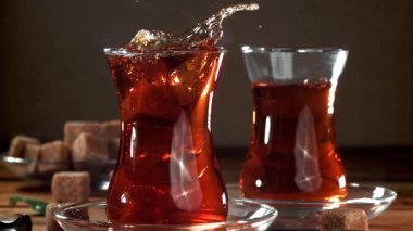 Bir küp şeker Türk çayına düşer. 1000 fps 'de yüksek hızlı bir kamerayla çekildi. Yüksek kaliteli FullHD görüntüler