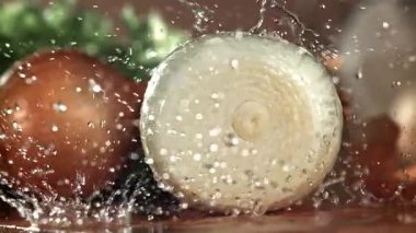 Su damlacıkları soğanın yarısına düşer. 1000 fps 'de yüksek hızlı bir kamerayla çekildi. Yüksek kaliteli FullHD görüntüler