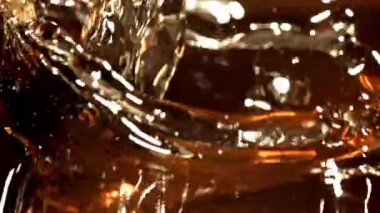 Siyah çay serpintileri. 1000 fps 'de yüksek hızlı bir kamerayla çekildi. Yüksek kaliteli FullHD görüntüler