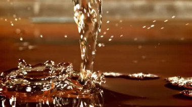 Siyah çay serpintileri. 1000 fps 'de yüksek hızlı bir kamerayla çekildi. Yüksek kaliteli FullHD görüntüler