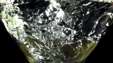 Zeytinler martini bardağına düşer. 1000 fps 'de yüksek hızlı bir kamerayla çekildi. Yüksek kaliteli FullHD görüntüler