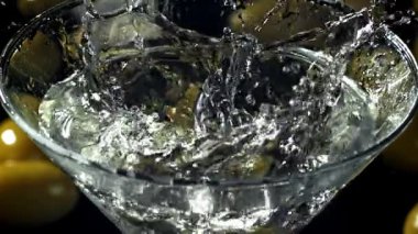 Zeytinler martini bardağına düşer. 1000 fps 'de yüksek hızlı bir kamerayla çekildi. Yüksek kaliteli FullHD görüntüler