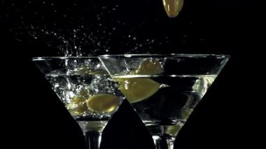Zeytinler martini bardağına düşer. 1000 fps 'de yüksek hızlı bir kamerayla çekildi. Yüksek kaliteli FullHD görüntüler