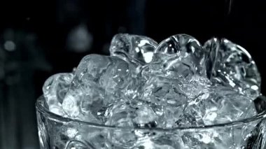 Buzlu votka. 1000 fps 'de yüksek hızlı bir kamerayla çekildi. Yüksek kaliteli FullHD görüntüler