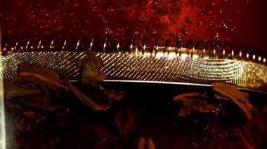 Çaydanlıkta siyah çay. 1000 fps 'de yüksek hızlı bir kamerayla çekildi. Yüksek kaliteli FullHD görüntüler