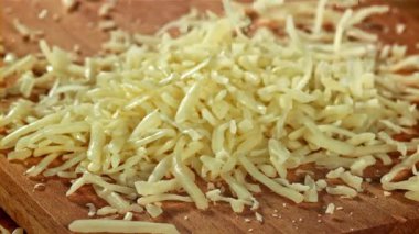 Izgara peynir ahşap tahtaya düşer. 1000 fps 'de yüksek hızlı bir kamerayla çekildi. Yüksek kaliteli FullHD görüntüler