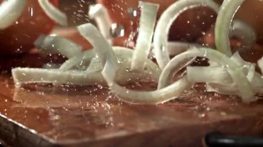 Doğranmış soğan kesme tahtasına düşer. 1000 fps 'de yüksek hızlı bir kamerayla çekildi. Yüksek kaliteli FullHD görüntüler