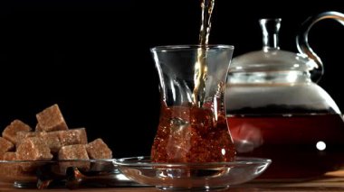 Türk çayı bardağa dökülür. 1000 fps 'de yüksek hızlı bir kamerayla çekildi. Yüksek kaliteli FullHD görüntüler