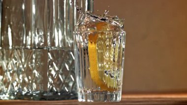 Bir dilim limon bir bardak votkaya düşer. 1000 fps 'de yüksek hızlı bir kamerayla çekildi. Yüksek kaliteli FullHD görüntüler