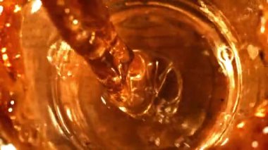 Siyah çay fincana dökülür. 1000 fps 'de yüksek hızlı bir kamerayla çekildi. Yüksek kaliteli FullHD görüntüler