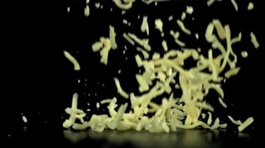 Rendelenmiş peynir masaya düşer. 1000 fps 'de yüksek hızlı bir kamerayla çekildi. Yüksek kaliteli FullHD görüntüler